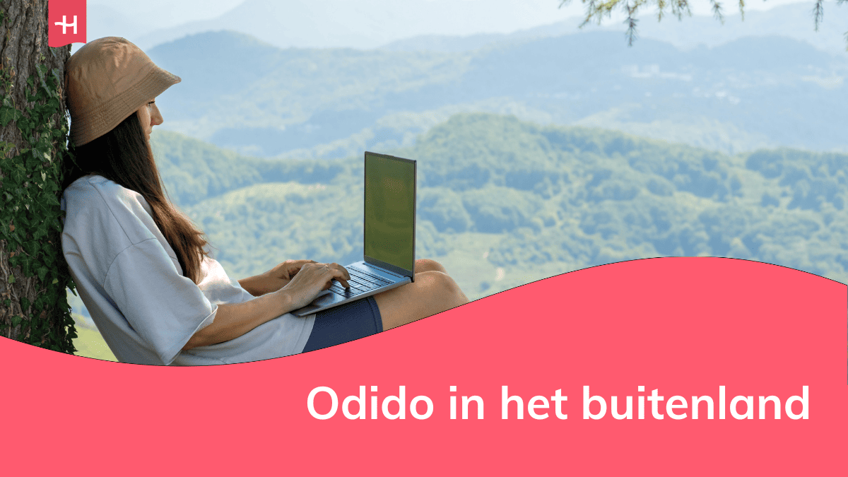 Foto van een jonge vrouw die werkt op haar laptop met beboste bergen op de achtergrond als uitgelichte afbeelding voor een pagina over Odido in het buitenland