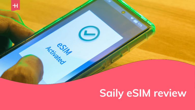 Foto van een man die een smartphone vasthoudt met daarop de woorden "eSIM activated" als uitgelichte afbeelding voor een Saily eSIM review