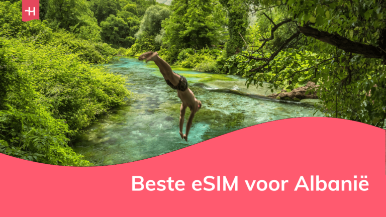 Foto van een man die in het water duikt als uitgelichte afbeelding voor een artikel over de beste eSIM voor Albanië