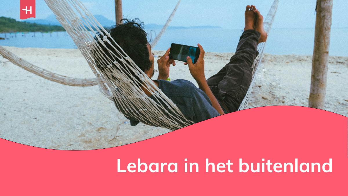 Man in een hangmat die op zijn smartphone kijkt als uitgelichte afbeelding voor een pagina over Lebara in het buitenland