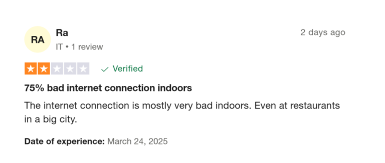 Screenshot van een getuigenis op Trustpilot, waarin gebruiker Ra klaagt over slechte verbindingen binnenshuis