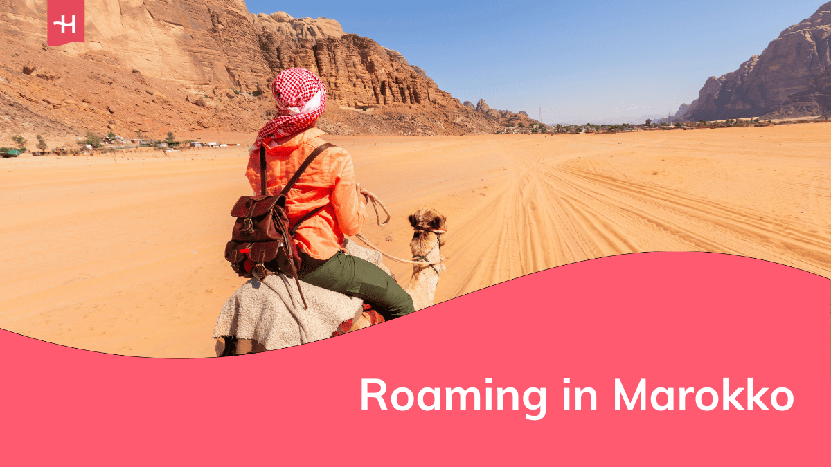 Foto van een vrouw op een kameel in de woestijn als uitgelichte afbeelding voor een artikel over roaming in Marokko