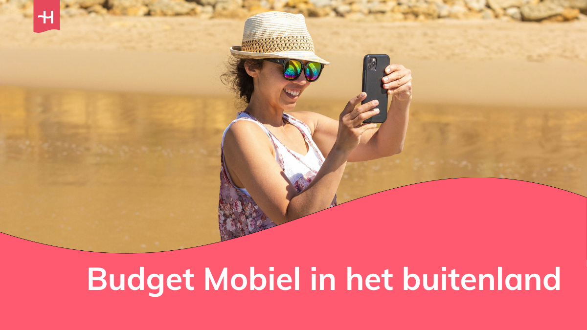 Foto van een vrouw die een foto neemt op het strand als uitgelichte afbeelding voor een pagina over Budget Mobiel in het buitenland
