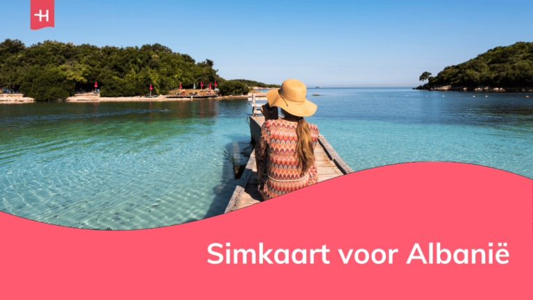Foto van een vrouw die op een pier zit in Ksamil, Albanië als uitgelichte afbeelding voor een pagina over simkaart voor Albanië