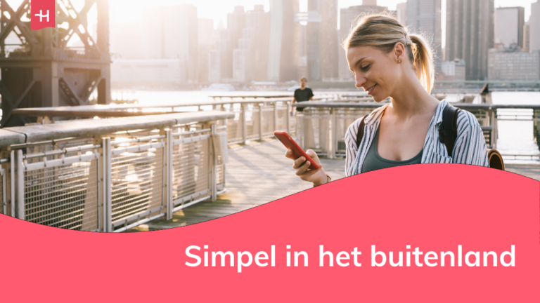 Vrouw met smartphone in de hand in New York als uitgelichte afbeelding voor een pagina over Simpel in het buitenland