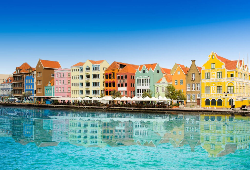 Foto van de kleurrijke huisjes van Willemstad