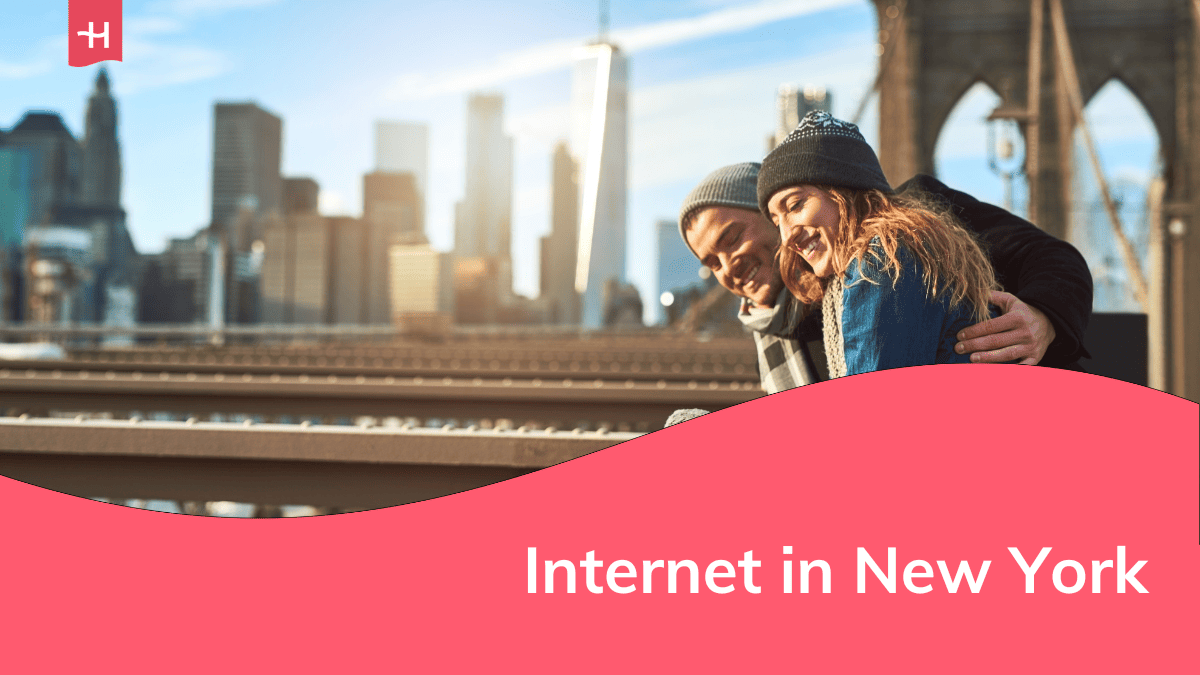 Foto van een koppel met op de achtergrond de skyline van New York als uitgelichte afbeelding voor een artikel over internet in New York