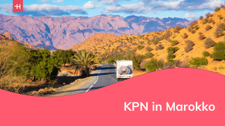 Motorhome die rijdt in een woestijnlandschap met bergen op de achtergrond als uitgelichte afbeelding voor een artikel over KPN Marokko