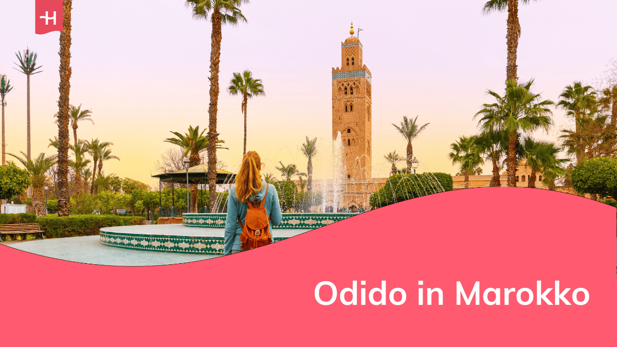 Foto van een vrouw die kijkt naar de moskee Koutoubia in Marrakech als uitgelichte afbeelding voor een pagina over Odido in Marokko