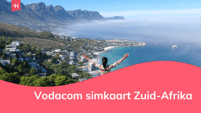 Foto van een vrouw die haar handen in de lucht steekt en uitkijkt over Kaapstad en de oceaan als uitgelichte afbeelding voor een artikel over Vodacom simkaart Zuid-Afrika