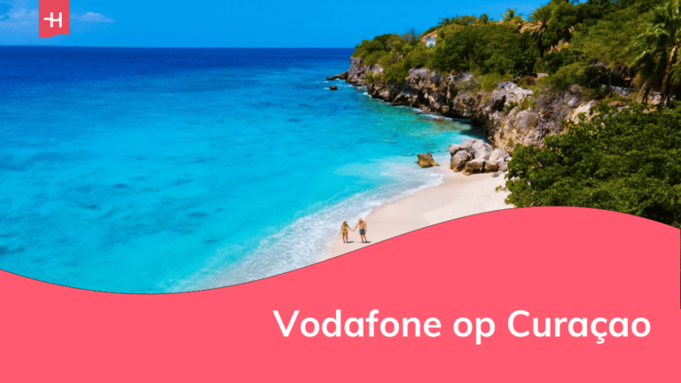 Foto van een koppel dat hand in hand loopt over het strand op Curaçao als uitgelichte afbeelding voor een artikel over Vodafone op Curaçao