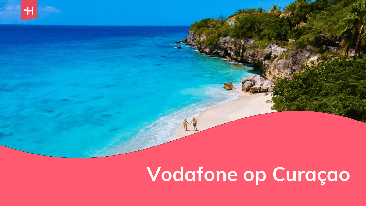 Foto van een koppel dat hand in hand loopt over het strand op Curaçao als uitgelichte afbeelding voor een artikel over Vodafone op Curaçao