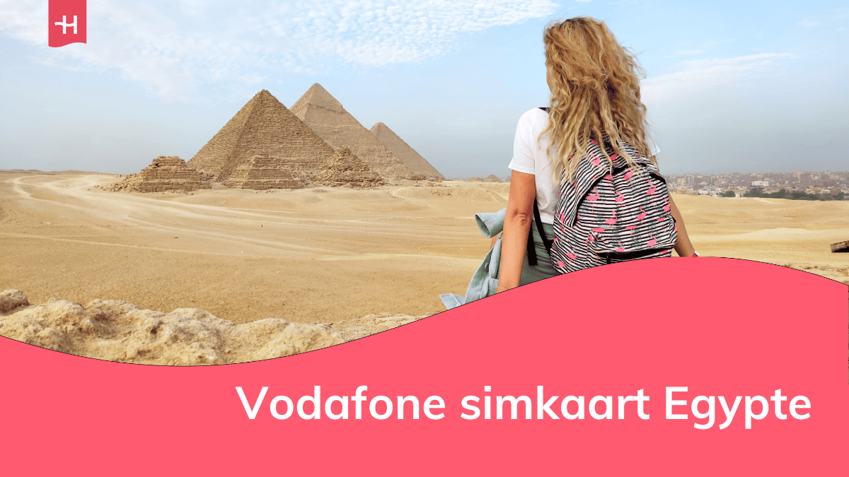 Foto van een blonde vrouw met rugzak op de rug die uitkijkt over de piramides van Gizeh als uitgelichte afbeelding voor een artikel over Vodafone simkaart Egypte