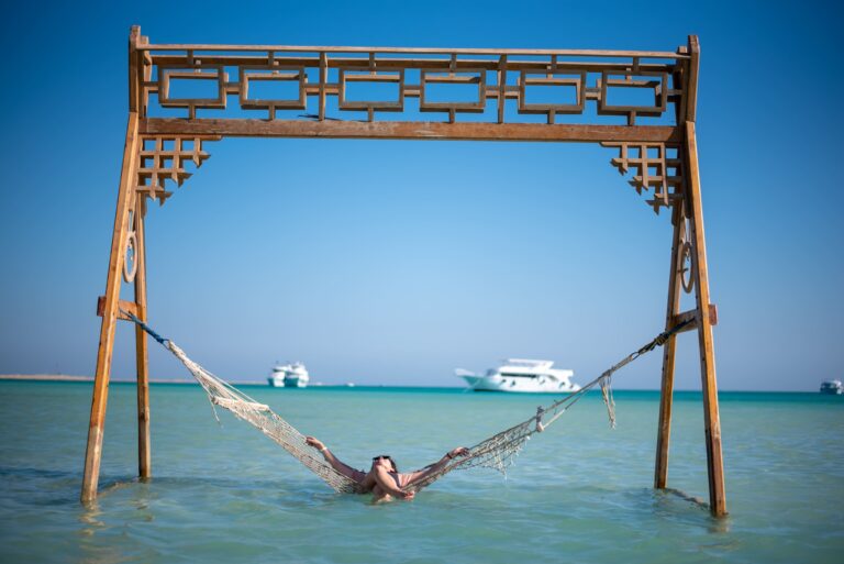 Foto van een vrouw in een hangmat in zee bij Orange Bay beach in Hurghada, Egypte