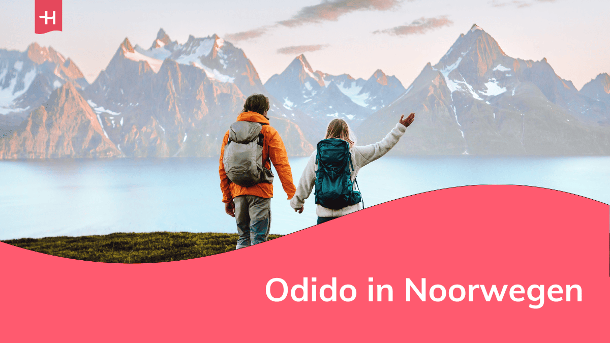 Foto van een koppel dat elkaars hand vasthoudt met de Lyngen Alpen op de achtergrond als uitgelichte afbeelding voor een artikel over Odido in Noorwegen