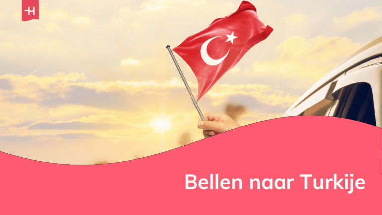Foto van een hand uit een auto die met een Turkse vlag zwaait als uitgelichte afbeelding voor een artikel over bellen naar Turkije