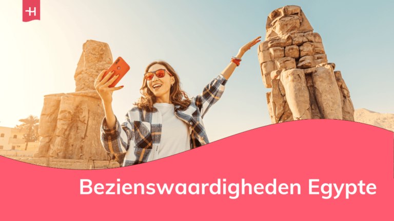 Foto van een vrouw die poseert voor de Kolossen van Memnon als uitgelichte afbeelding voor een artikel over de mooiste bezienswaardigheden in Egypte