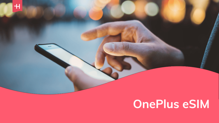 Foto van iemand die een smartphone in de hand houdt als uitgelichte afbeelding voor een artikel over de OnePlus eSIM
