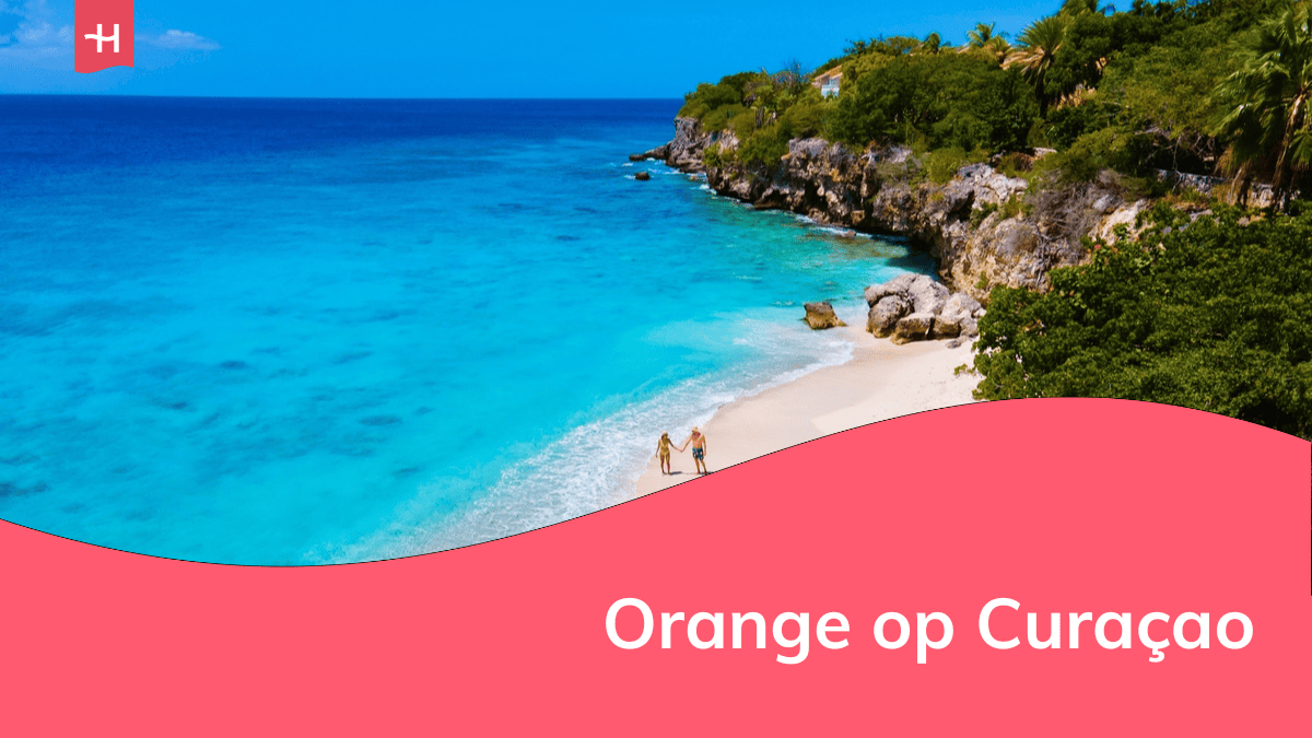 Foto van een koppel dat hand in hand loopt op Kalki Beach op Curaçao als uitgelichte afbeelding voor een artikel over Orange op Curaçao
