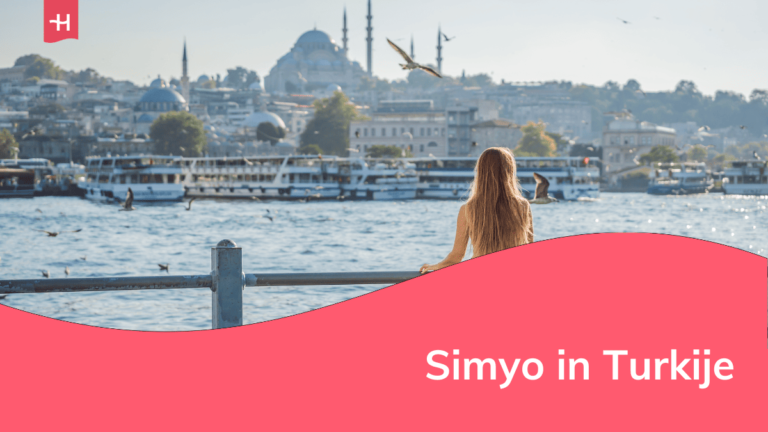 Foto van een vrouw die geniet van het uitzicht op de Bosporus als uitgelichte afbeelding voor een artikel over Simyo in Turkije