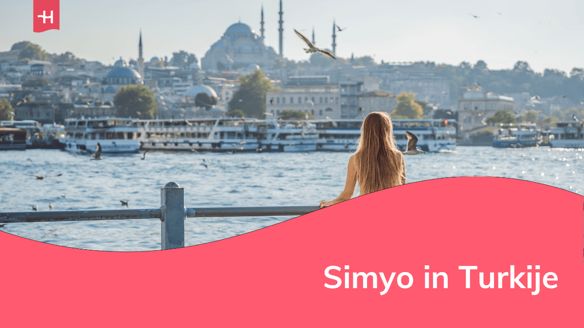 Foto van een vrouw die geniet van het uitzicht op de Bosporus als uitgelichte afbeelding voor een artikel over Simyo in Turkije