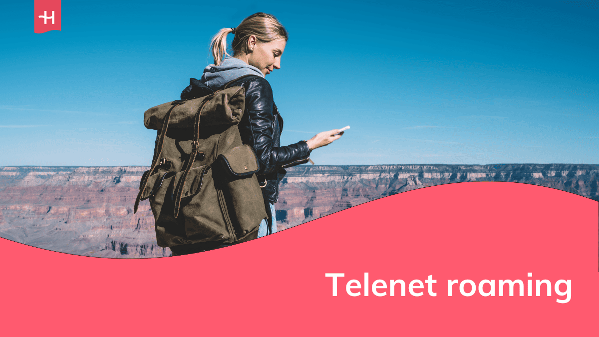 Foto van een vrouw die op haar smartphone kijkt met de Grand Canyon op de achtergrond als uitgelichte abeelding voor een artikel over Telenet roaming.