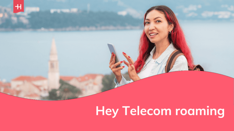 Foto van een toeriste met een smartphone in de hand in Montenegro als uitgelichte afbeelding voor een artikel over Hey Telecom roaming