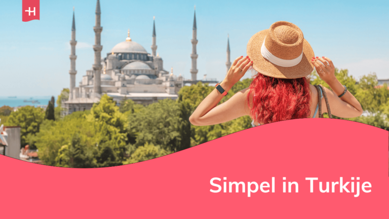 Foto van een toeriste die de Blauwe Moskee bewondert als uitgelichte afbeelding voor een artikel over Simpel in Turkije