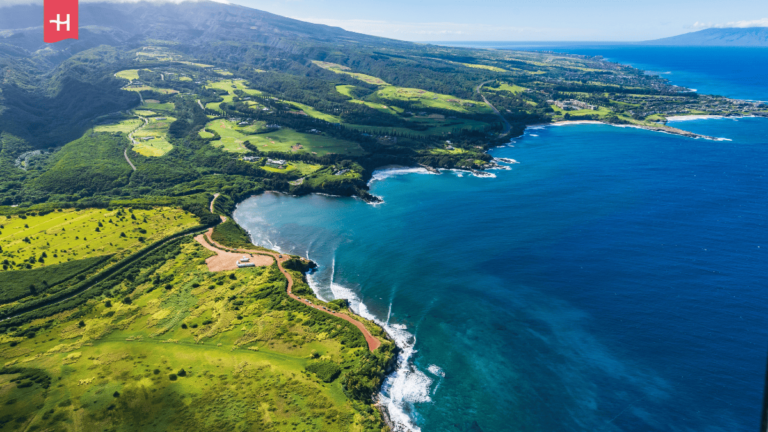 Luchtfoto van Honolua Bay, Maui op Hawaï, een van de beste vakantiebestemmingen in oktober