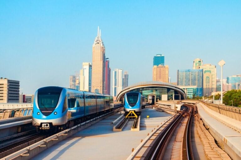 Sfeerbeeld van de groene en rode lijn van de metro van Dubai.
