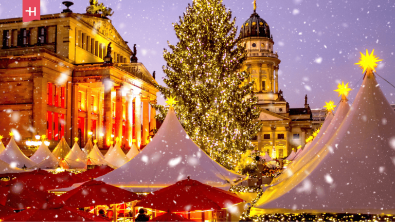 Sfeerbeeld van de kerstmarkt op de Gendarmenmarkt in Berlijn