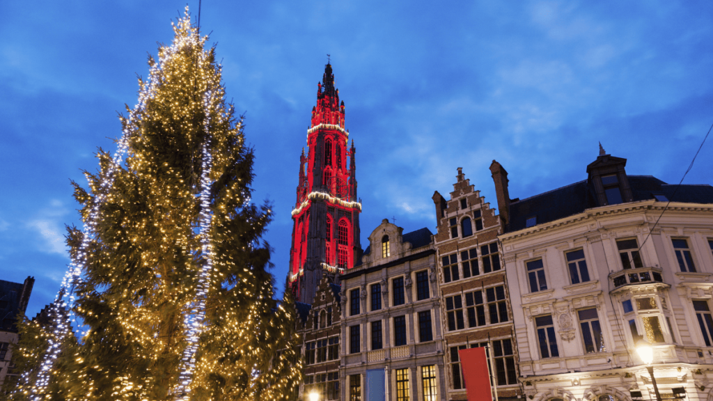 Sfeerbeeld van de kerstboom en kerstmarkt op de Grote Markt in Antwerpen