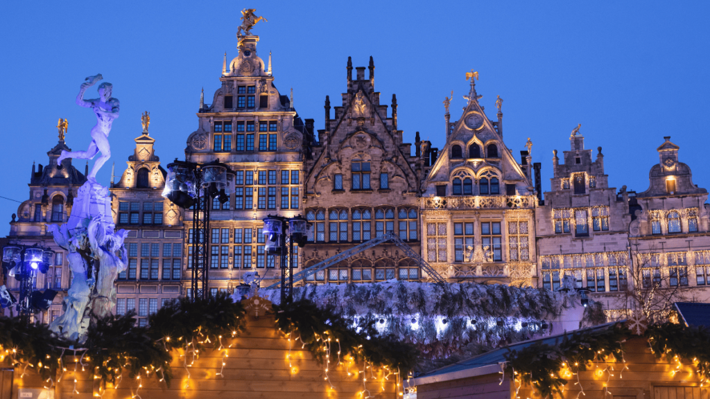 Sfeerbeeld van de kerstmarkt op de Grote Markt in Antwerpen