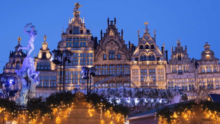 Sfeerbeeld van de kerstmarkt op de Grote Markt in Antwerpen