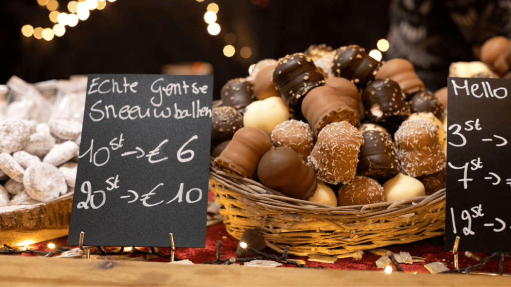 Sfeerbeeld van een kraampje op de kerstmarkt in Gent
