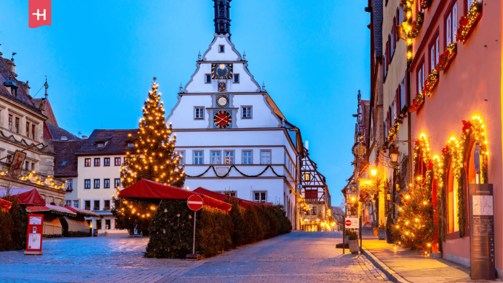 Sfeerbeeld van de kerstmarkt in de straten van Rothenburg Ob der Tauber