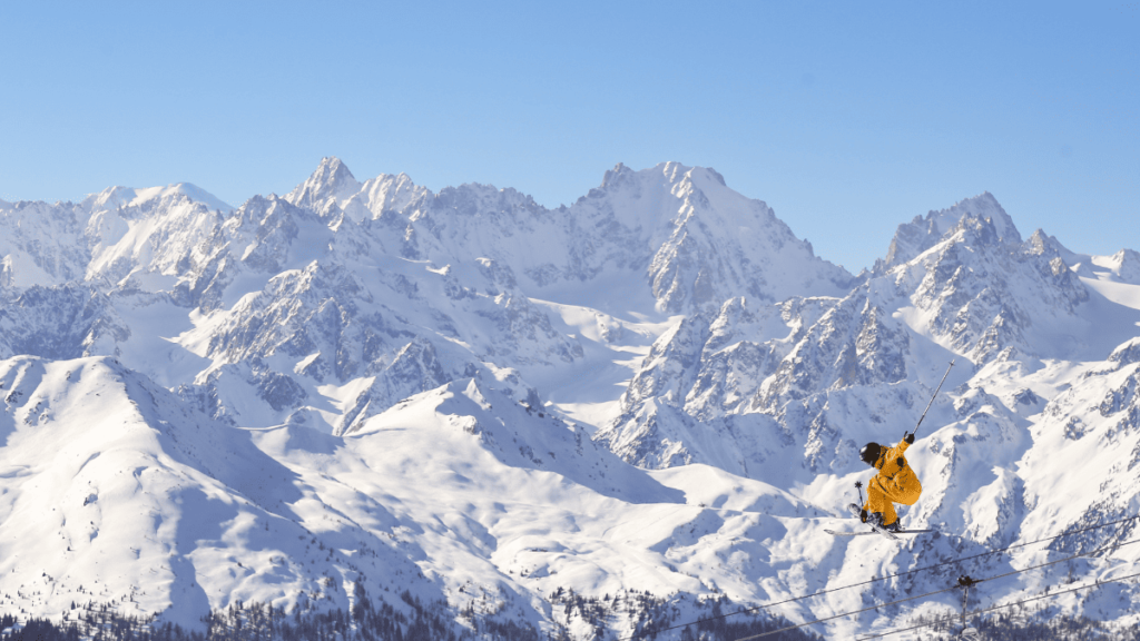 Sfeerbeeld van een skiër die springt in Les 4 Vallées in Zwitserland