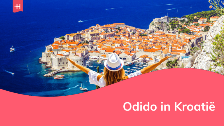 Foto van een vrouw die poseert voor de stad Dubrovnik als uitgelichte afbeelding voor een artikel over Odido in Kroatië