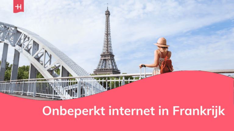 Foto van een vrouw met een strooien hoedje op die kijkt naar de Eiffeltoren als uitgelichte afbeelding voor een artikel over onbeperkt internet in Frankrijk