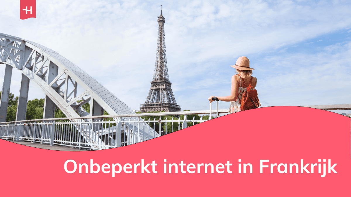 Foto van een vrouw met een strooien hoedje op die kijkt naar de Eiffeltoren als uitgelichte afbeelding voor een artikel over onbeperkt internet in Frankrijk