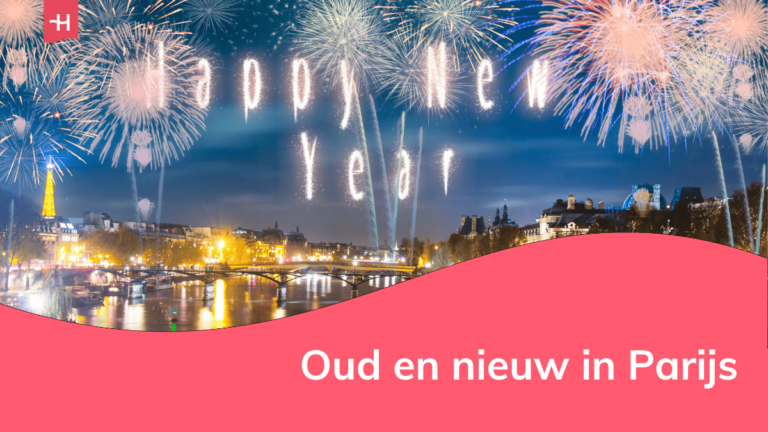 Foto van de Seine en vuurwerk en de Eiffeltoren op de achtergrond met op de voorgrond de woorden "Happy New Year" als uitgelichte afbeelding voor een artikel over oud en nieuw in Parijs