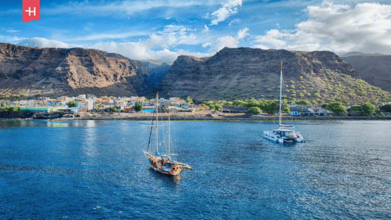 Foto van boten en het eiland Kaapverdië op de achtergrond