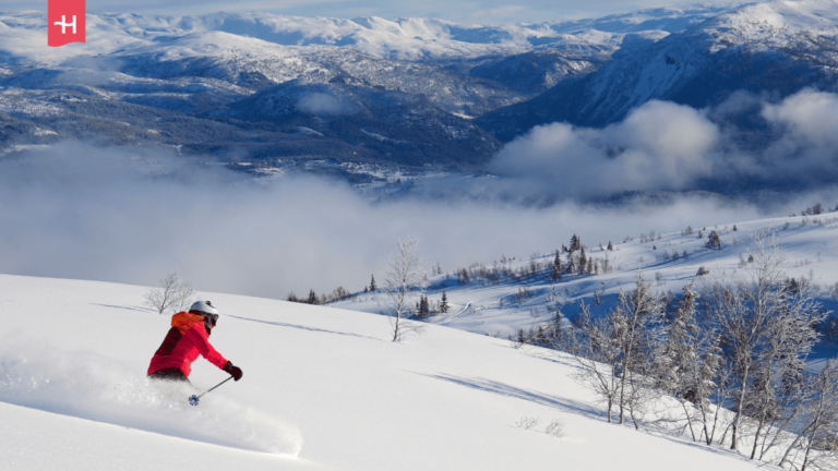 Foto van een skiër die een piste in Noorwegen afdaalt