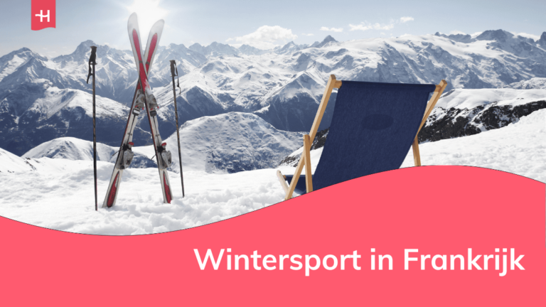 Foto van ski's en een ligstoel met de Alpen op de achtergrond als uitgelichte afbeelding voor een artikel over wintersport in Frankrijk