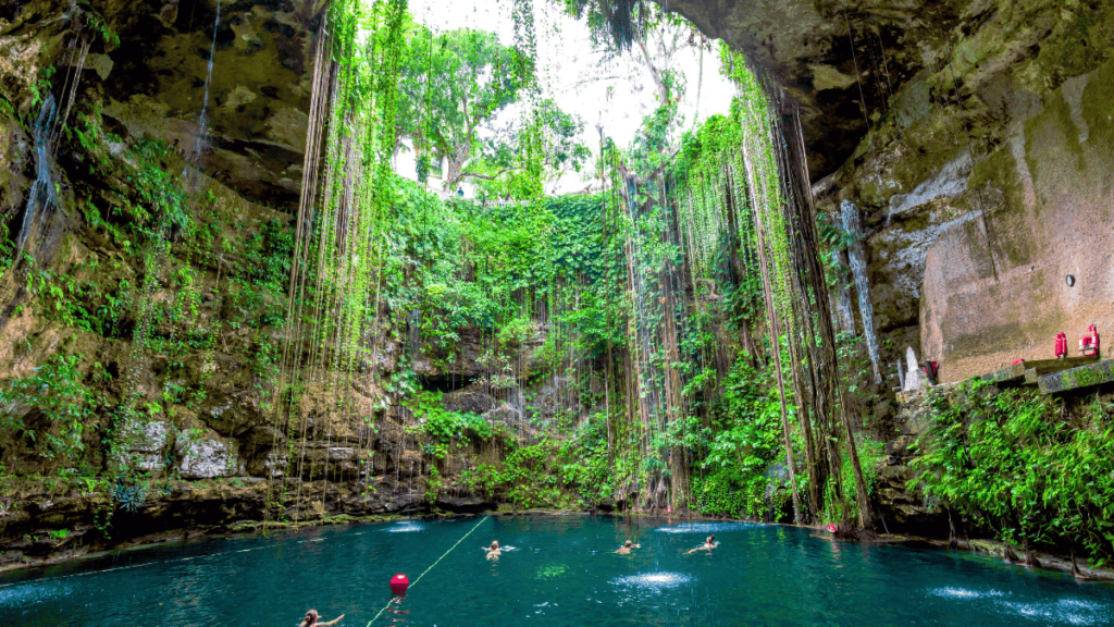 Foto van Cenote Ik-Kil in Yucatan, een van de mooiste bezienswaardigheden in Mexico