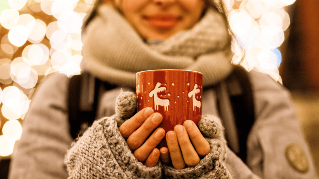 Foto van een vrouw die een kop chocolademelk vasthoudt