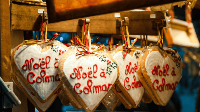 Foto van lekkere hartvormige kerstkoeken met daarop de woorden "Noël à Colmar"