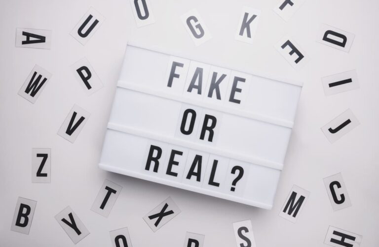 Foto van verschillende letters op de achtergrond en de woorden "Fake or Real" op de voorgrond