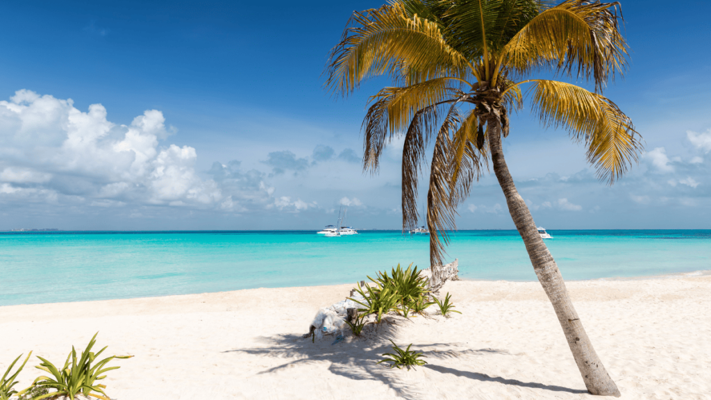 Foto van een parelwit strand op Isla Mujeres, een van de mooiste bezienswaardigheden in Mexico