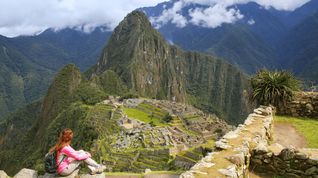Sfeerbeeld van een vrouw die poseert voor Machu Picchu